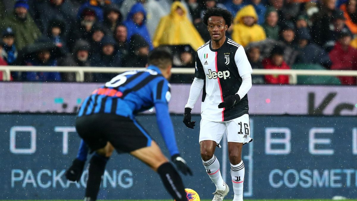 PAP/EPA / PAOLO MAGNI / Na zdjęciu: Juan Cuadrado (z prawej)