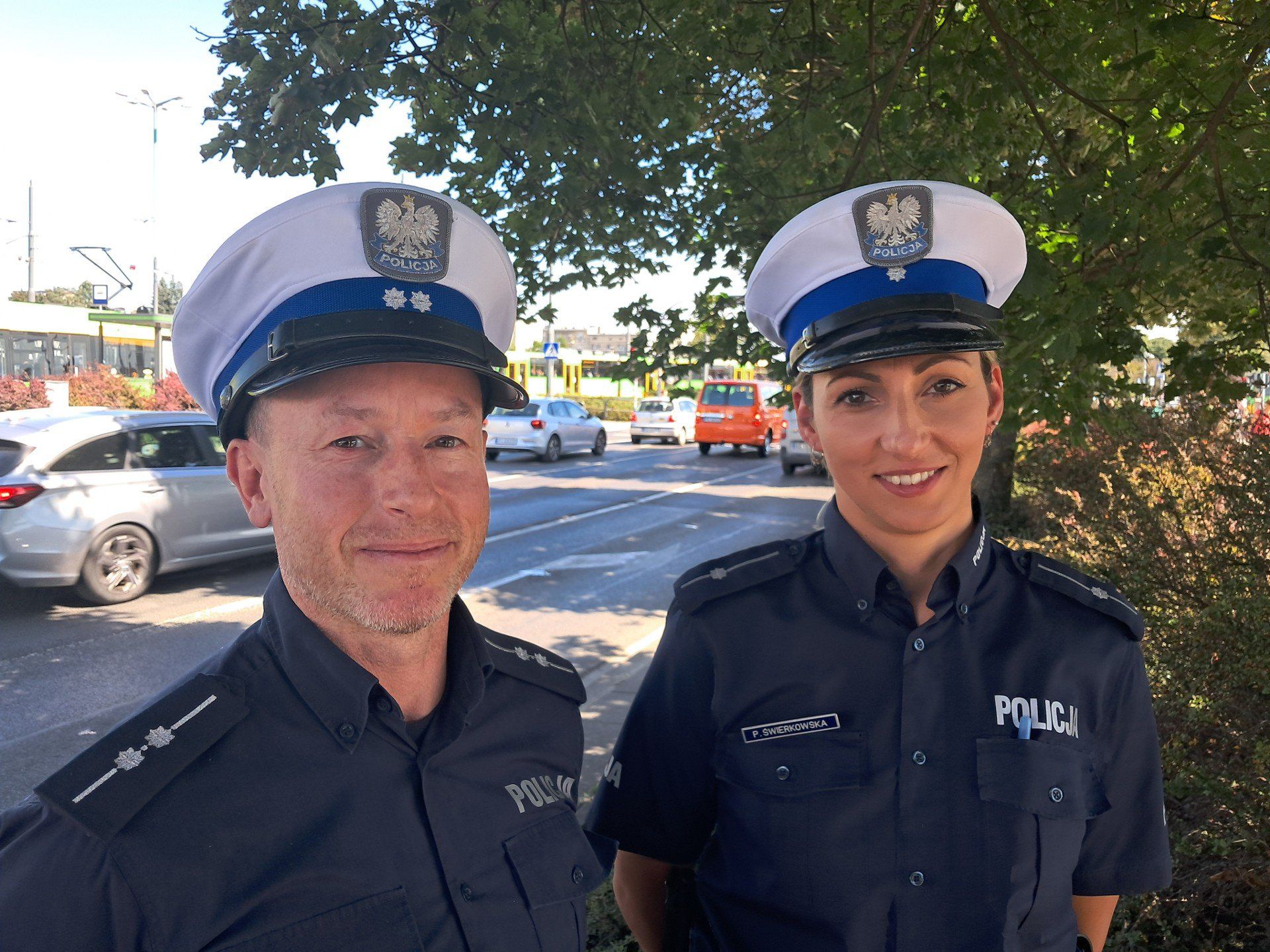 Policjanci z poznańskiej drogówki pokazali nam, jak bezpiecznie przejechać ronda Śródka i Rataje.
