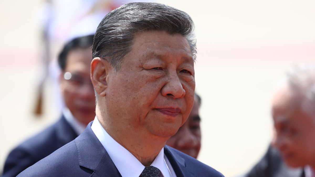 Chinese President Xi Jinping looks on at the Ho Chi Minh Mausoleum during his visit to Hanoi, Vietnam, 15 April 2025. The Chinese president is on a state visit to Vietnam from 14 to 15 April 2025. EPA/Athit Perawongmetha / POOL Dostawca: PAP/EPA.