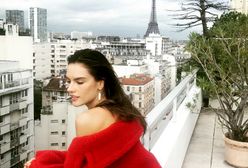 Alessandra Ambrosio kusi w Paryżu. Jej sukienka-płaszcz to hit!
