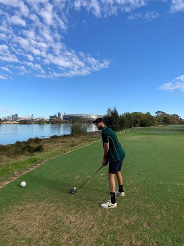 Luke Perry w czasie gry w golfa w rodzinnym Perth (fot. archiwum prywatne)