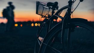 Koszalin: Jeżdżą po ciemku bez świateł i odblasków. Mieszkanka apeluje o kontrole