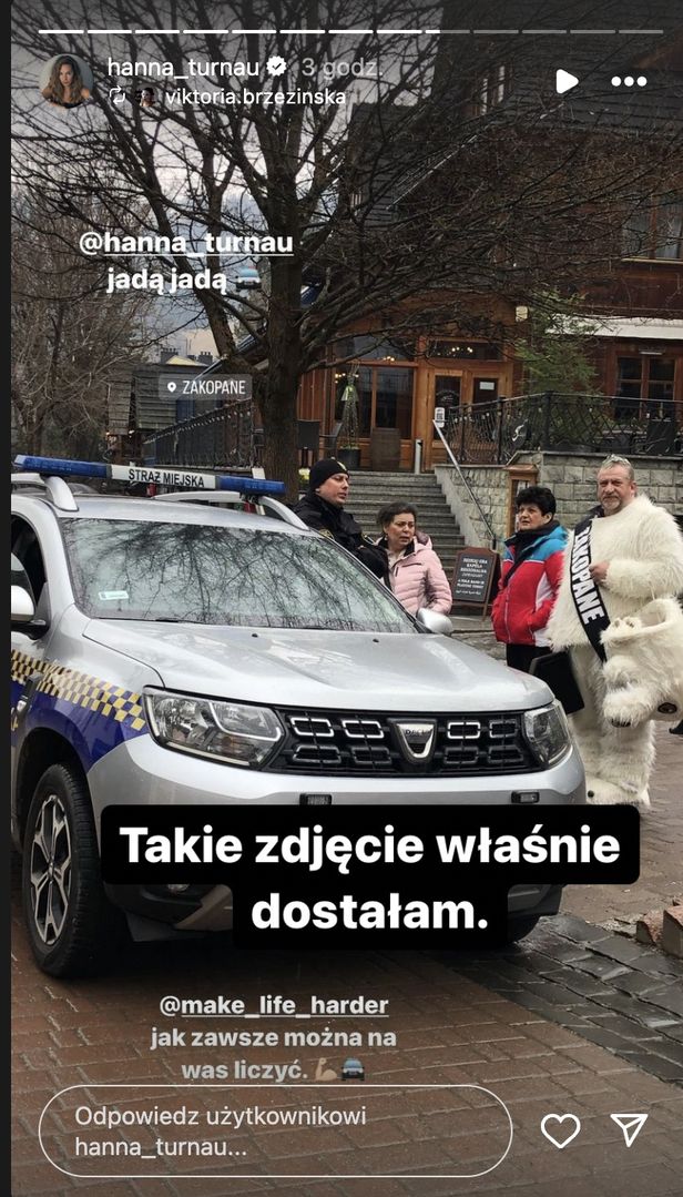 Zdjęcie przedstawiające Straż Miejską i mężczyznę przebranego za misia 