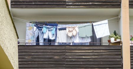 Nawet 500 zł mandatu. Za wywieszenie prania na balkon można sporo zapłacić
