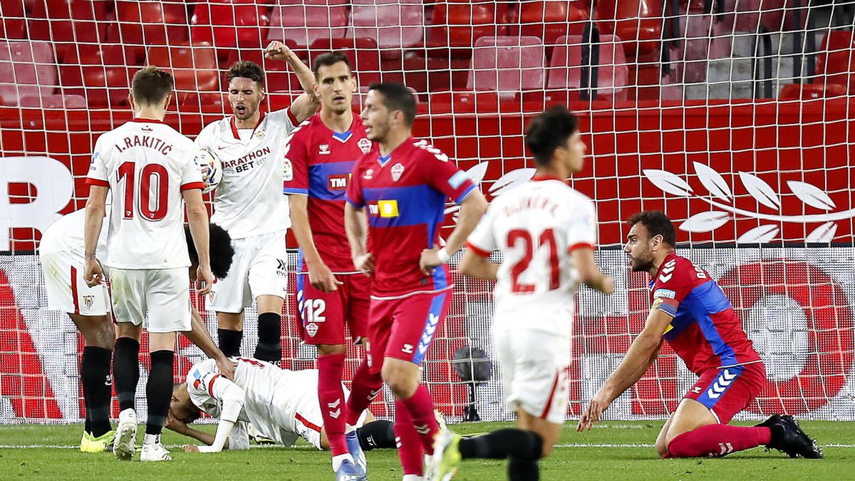 piłkarze Sevilla FC (w białych strojach) cieszą się z gola