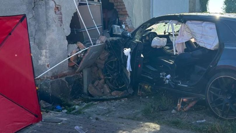 Luksusowe auto wbiło się w ścianę domu