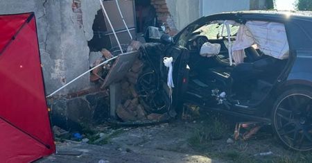 Auto wbiło się w dom. "Młoda Para" Na tablicy rejestracyjnej