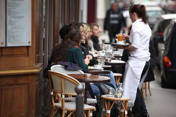Praca jako kelner. Tyle można zarobić i tam najłatwiej znaleźć ofertę