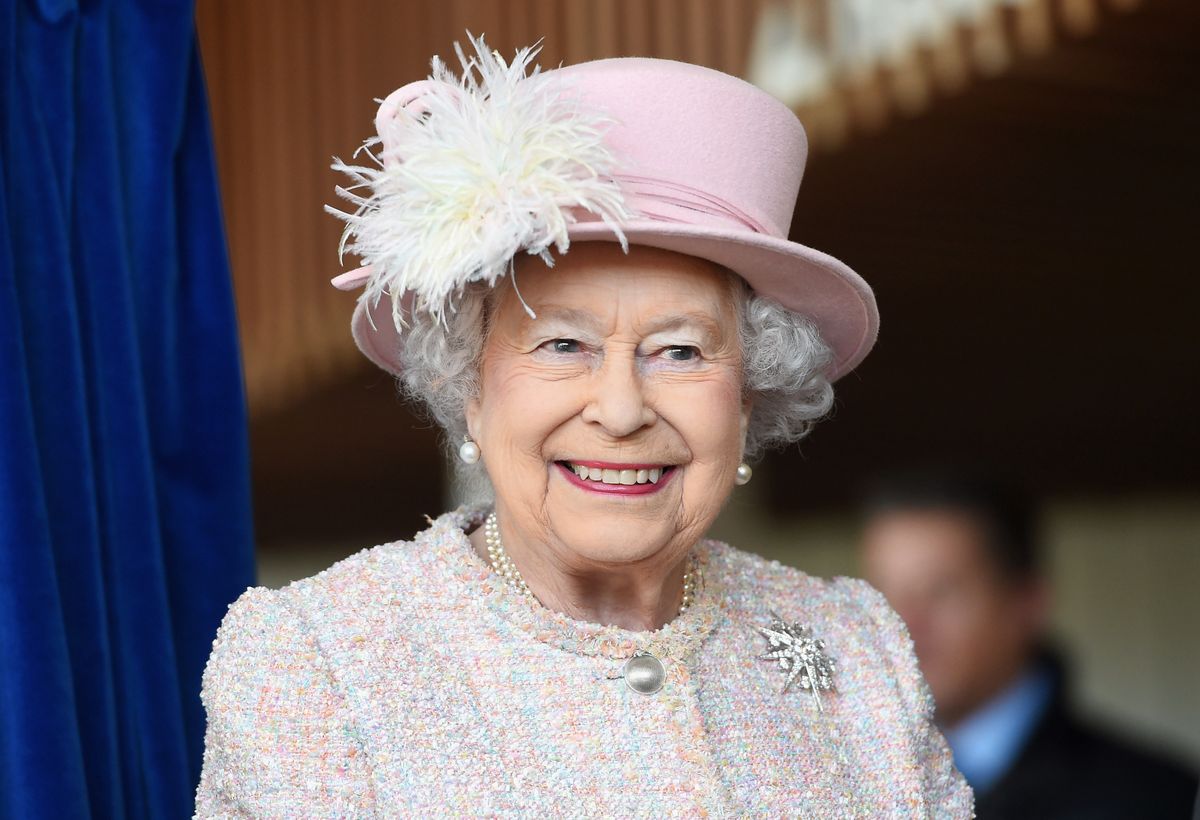 Królowa Elżbieta II udziela wirtualnych audiencji.