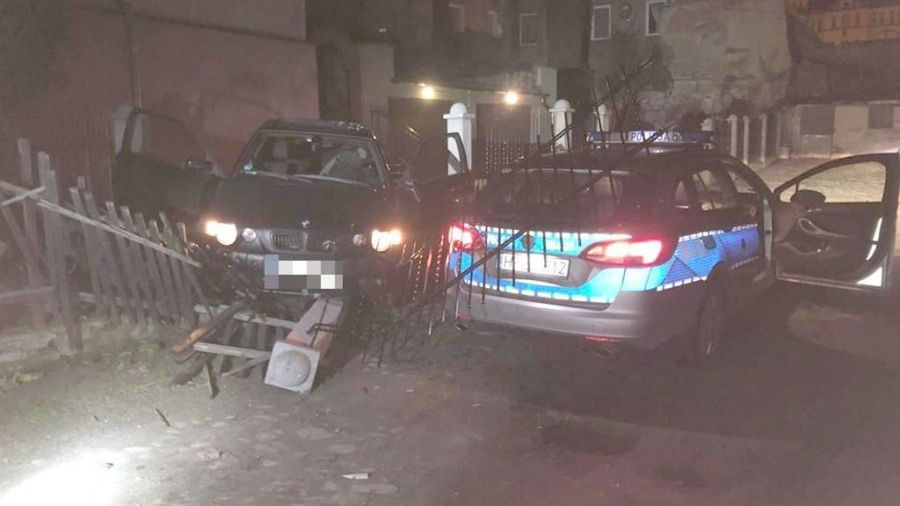 Strzegom. Uderzył w radiowóz, przepchnął go i zaczął uciekać. Kierowca BMW dał popis