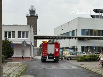 Warszawa: Wyciek amoniaku w zakładach Polfa Tarchomin. Na miejscu pracuje 11 zastępów straży pożarnej. Strażacy są w specjalistycznych skafandrach