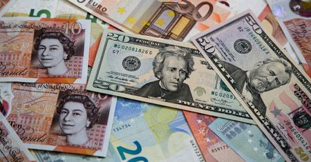 Kursy walut - 12.04.2022. Wtorkowy kurs funta, euro, dolara i franka szwajcarskiego