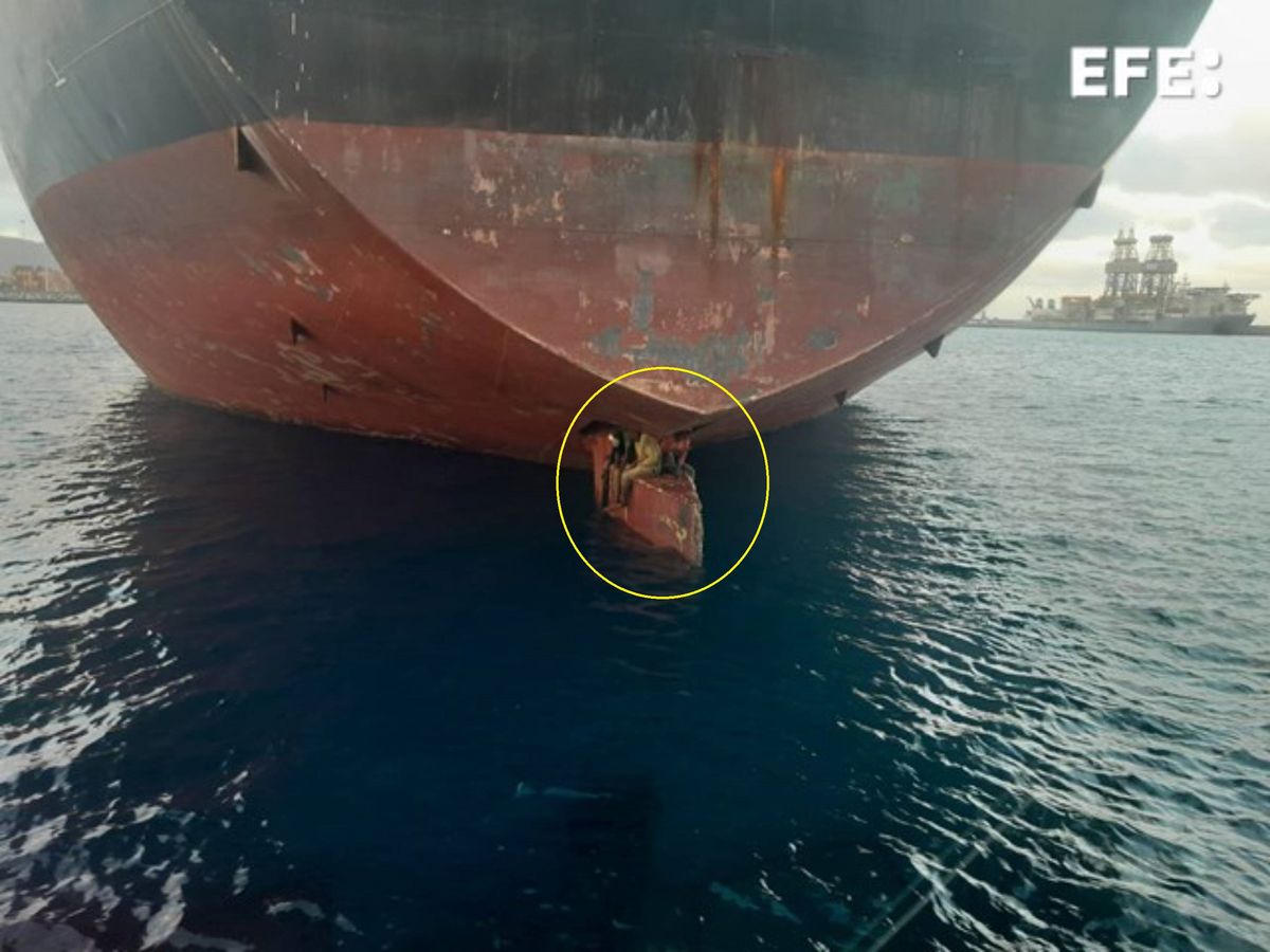 Migranci dopłynęli na Kanary na sterze tankowca. EFE Canarias Twitter
