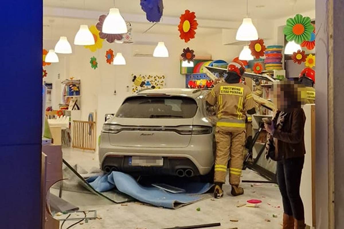 Porsche w środku przedszkola