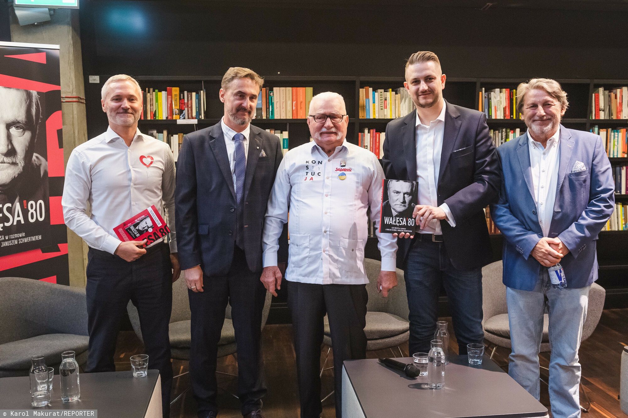 Lech Wałęsa z synami (po lewej)