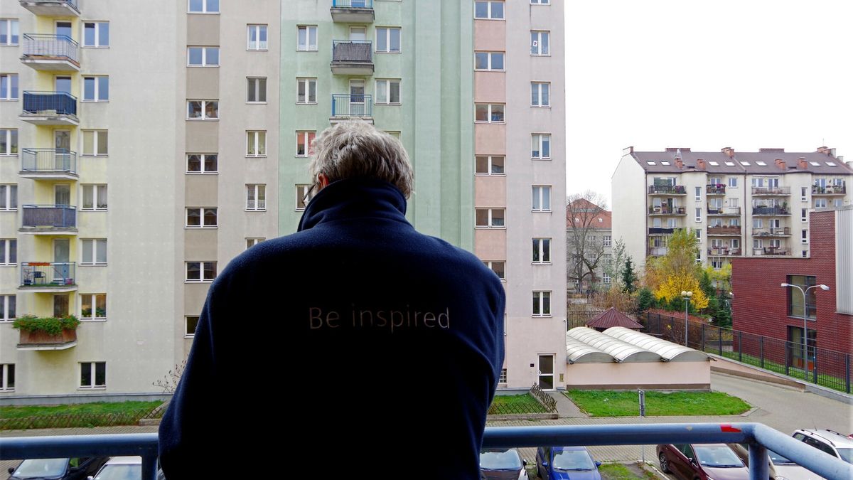 Senior MaBaPHOTO: ZOFIA I MAREK BAZAK / EAST NEWS   Akcja "Bezpieczny Senior", podstawowe zasady bezpieczenstwa - zostan w domu w czasie pandemii koronawirusa - relaks na balkonie zamiast spaceruZOFIA BAZAK