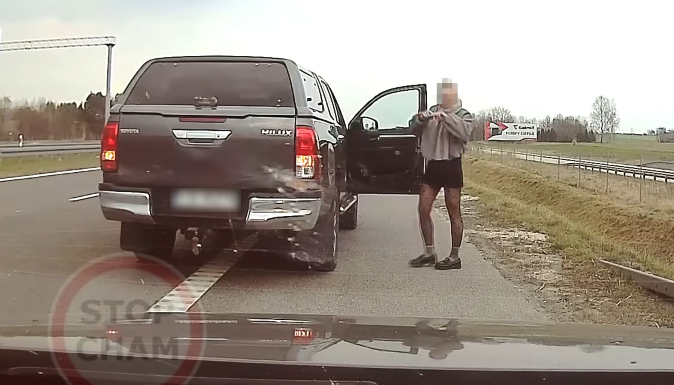 Skandal na S7. Z auta wysiadła m.in. policjantka.