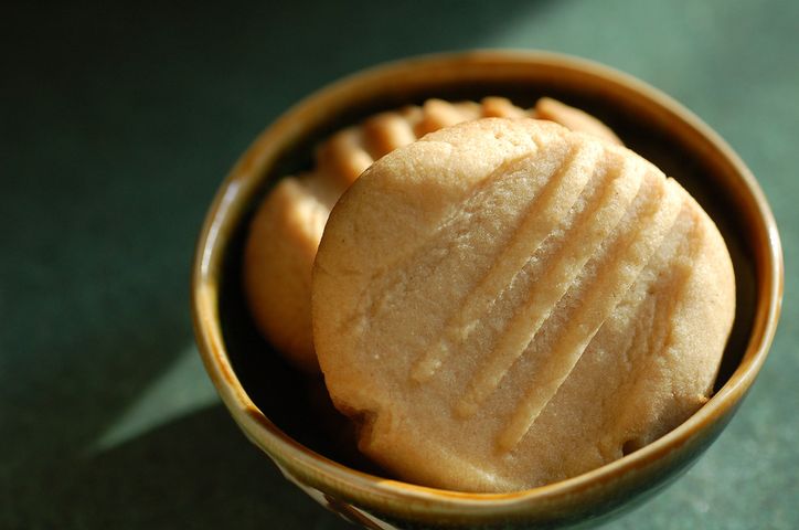 Ciasteczka z masłem orzechowym z ciasta mrożonego