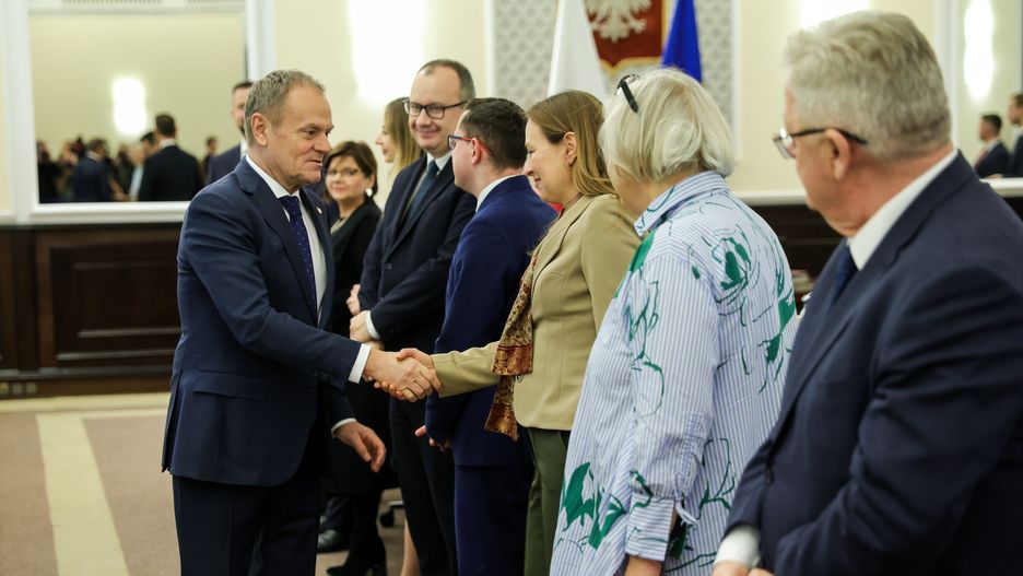 Warszawa, 30.01.2024. Premier Donald Tusk (L) i minister funduszy i polityki regionalnej Katarzyna Pełczyńska-Nałęcz (3P) przed posiedzeniem rządu, 30 bm. w KPRM w Warszawie. Rząd na posiedzeniu zajmie się dwoma przygotowanymi przez MON projektami, które dostosowują przepisy dotycząca składu i wynagrodzeń w komisjach lekarskich, które co roku orzekają o stopniu zdolności do służby wojskowej. (mr) PAP/Rafał Guz
