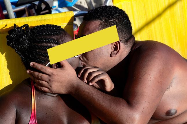 Wykorzystanie kolorowych kropek na twarzach według fotografa porusza kwestię braku możliwości publikowania wizerunku ludzi kąpiących się na plażach Rio.