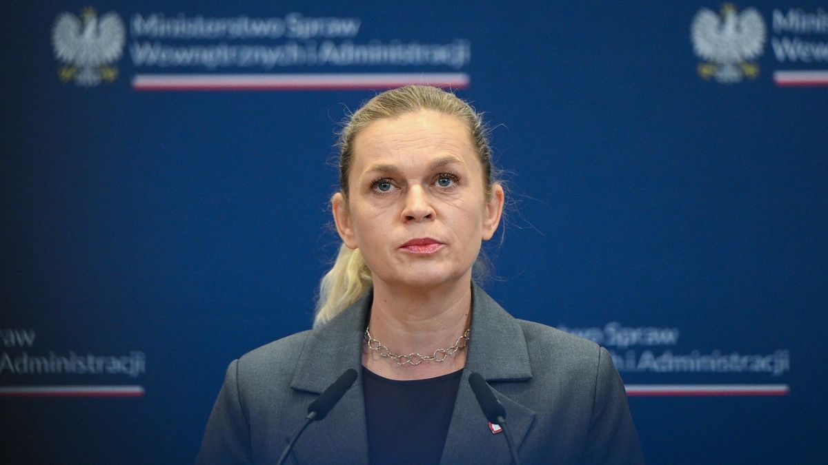 Warszawa, 08.10.2026. Minister edukacji Barbara Nowacka na konferencji prasowej w siedzibie MSWiA w Warszawie. Spotkanie dot. procedury przygotowania i reagowania podczas zagrożenia atakiem z powietrza dla szkół, kolejnych działań w ramach Akademii Ochrony Ludności i Obrony Cywilnej. (aldg) PAP/Marcin Obara