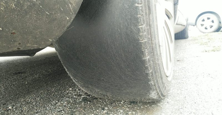 Opony nie miały żadnego bieżnika. Audi przeszło przegląd dwa dni wcześniej