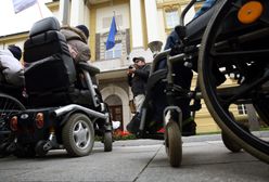 Opiekunowie osób niepełnosprawnych mają dość. Pozywają państwo