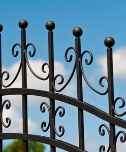 Elementy kute do bram, balustrad i ogrodzeń – co wybrać?