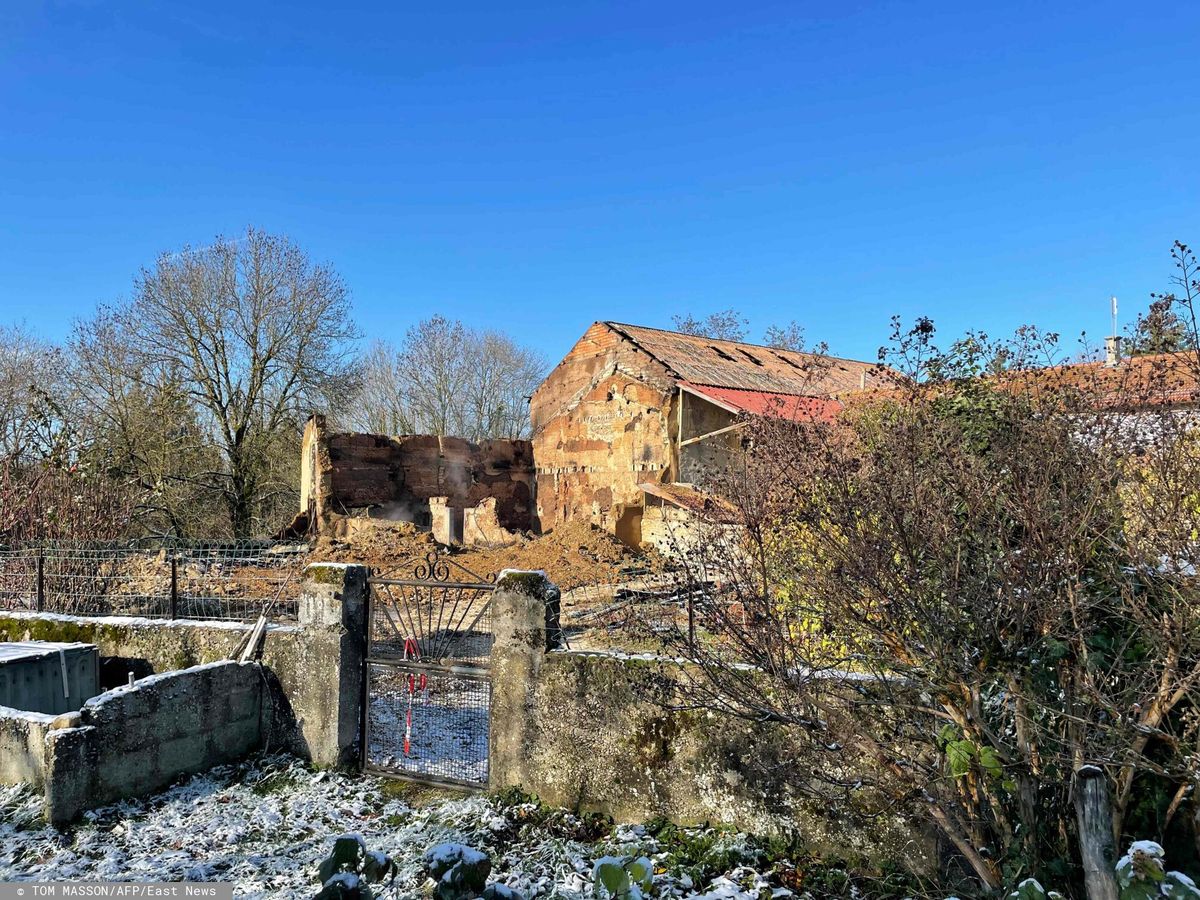 Stodoła i dom, w których odnaleziono dwa ciała po pożarze, który wybuchł w nocy z 26 na 27 listopada w Chateauvilain