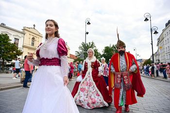 Warszawa: Królowie, rycerze i święci. Przez centrum miasta przeszedł barwny pochód
