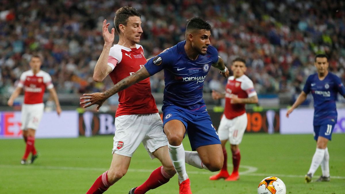 PAP/EPA / YURI KOCHETKOV / Na zdjęciu: Laurent Koscielny (z lewej)