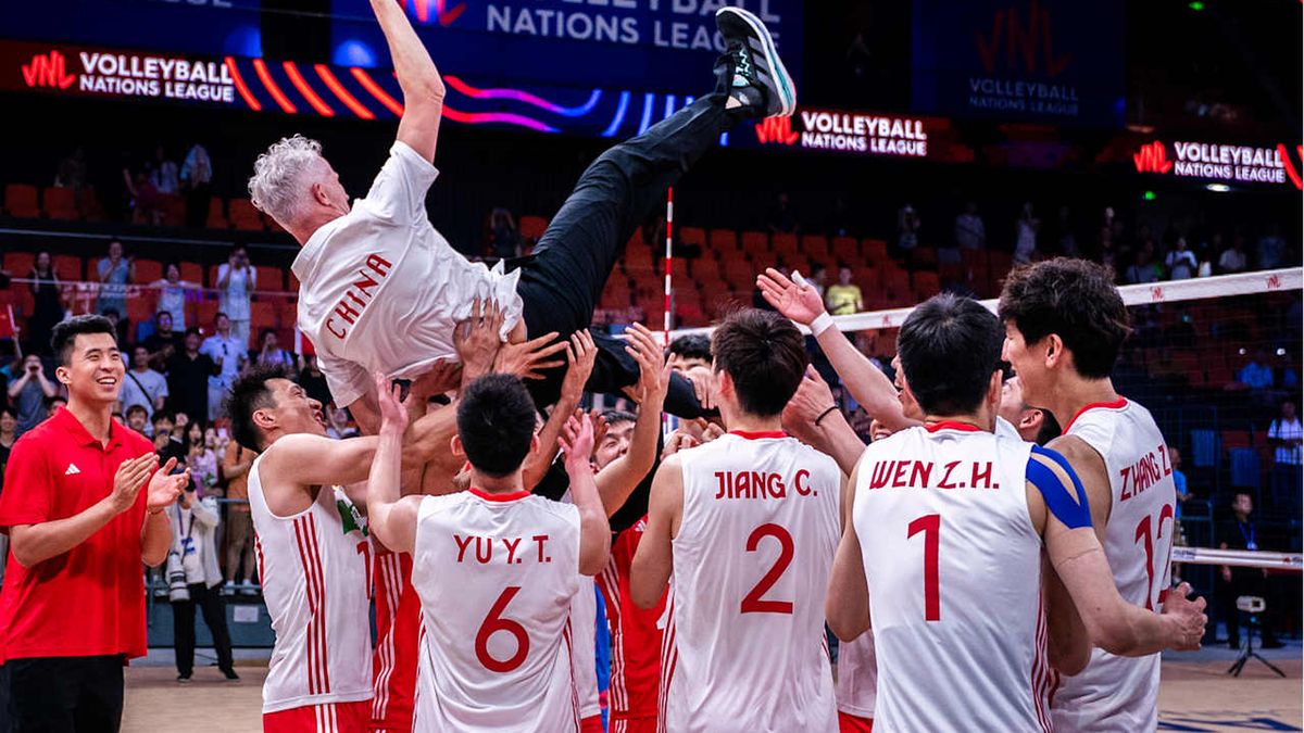 Materiały prasowe / VolleyballWorld / Na zdjęciu: reprezentacja Chin i Vital Heynen