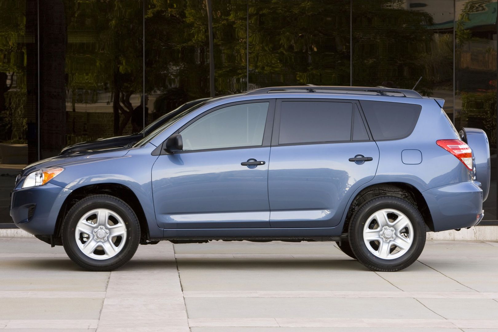 Amerykańska Toyota RAV4 III ma nie tylko większe silniki, ale też nadwozie.