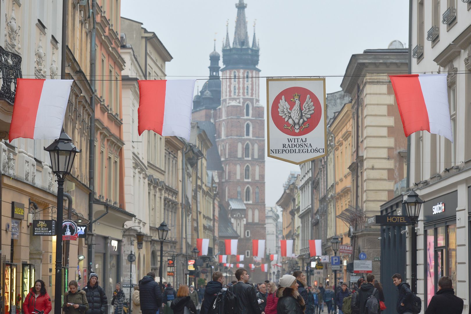 Święto 11 listopada. Czy trzeba wywieszać polskie flagi?