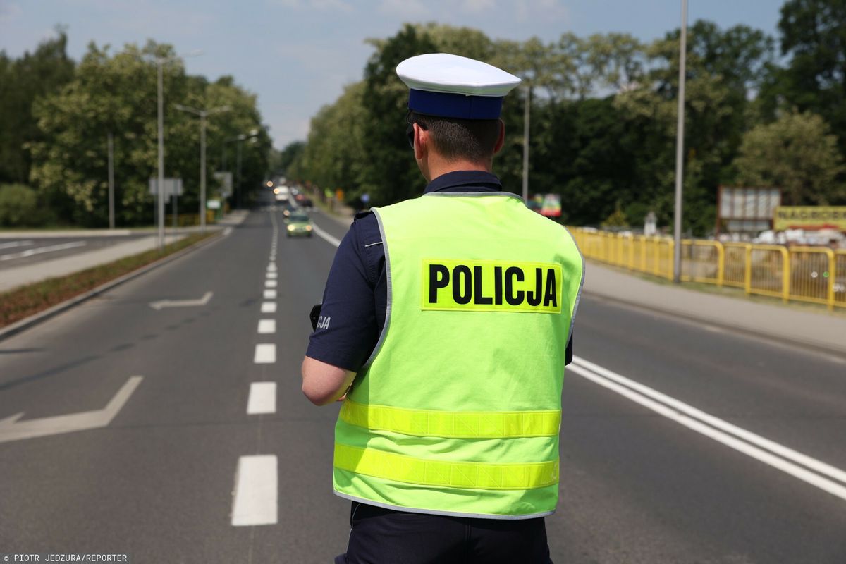 Policja wystawiła mandat kierowcy, który okleił swój samochód napisami "polizei" 