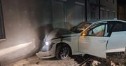 Pościg w Zielonej Górze. Uciekając policji skasował BMW koleżanki. Wcześniej świecił długimi światłami w radiowóz