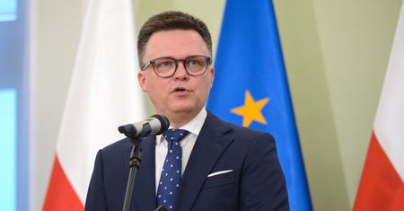 Prezent na święta. Hołownia o wecie ws. tabletki "dzień po"