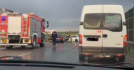 Utrudnienia na S12/S17. Kierowca BMW wpadł w poślizg i uderzył w bariery energochłonne
