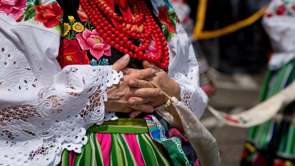 Kobieta w stroju ludowym