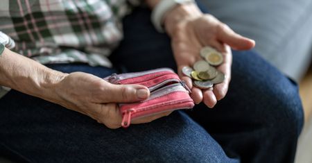 84-latek stracił 360 tys. zł. Uwierzył w inwestycję w koncern paliwowy