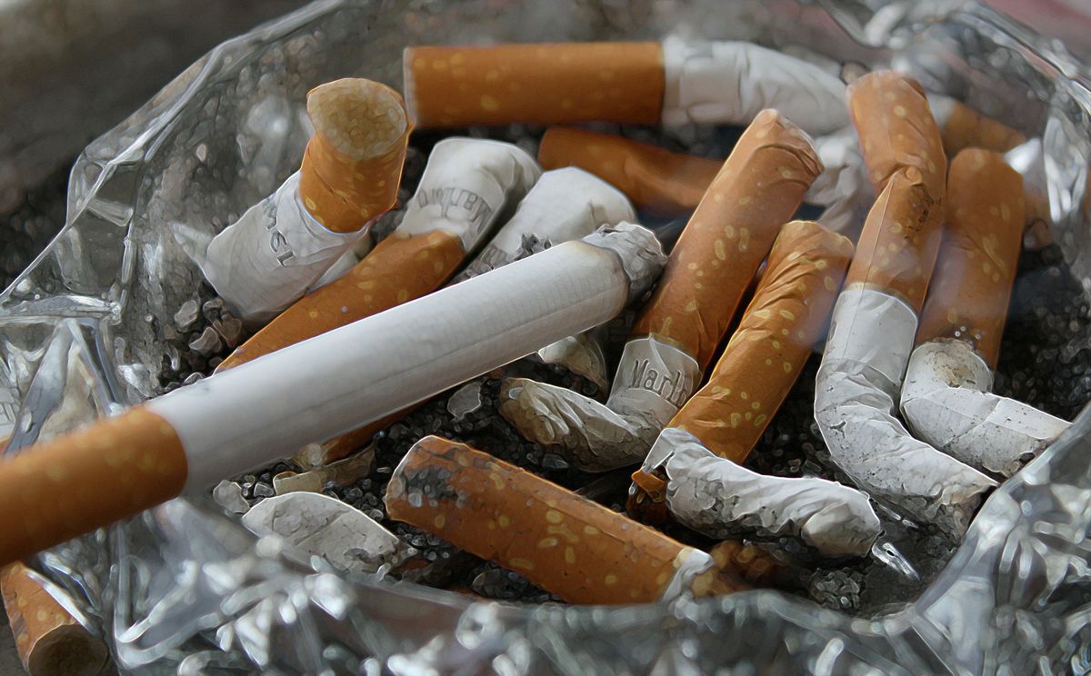 Warszawa. Zakaz palenia papierosów na balkonach? Ankieta wzbudza emocje