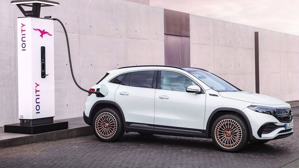Nabywcy Mercedesa EQA dostaną roczną, bezpłatną usługę "zielonego" ładowania