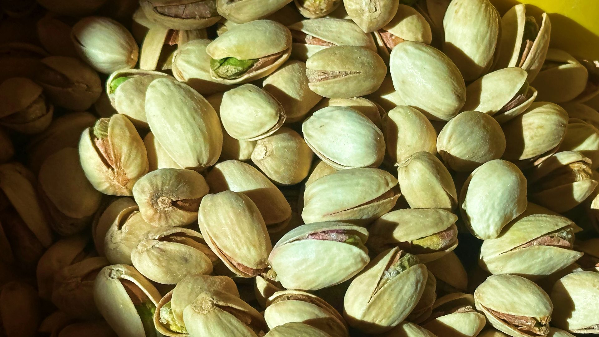 Pistacje to nie tylko smaczna przekąska, ale także prawdziwe bogactwo wartości odżywczych.