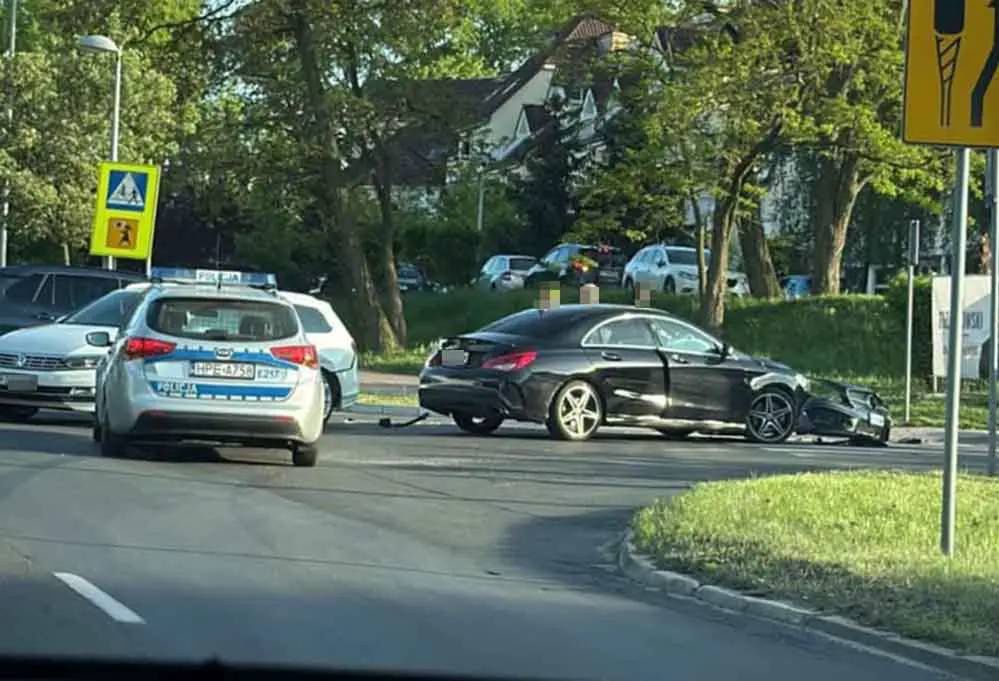 Mocne zderzenie Mercedesa i Volkswagena