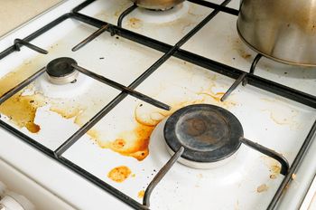 Połącz te składniki. Tak szybko wyczyścisz kuchenkę bez szkodliwej chemii