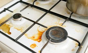 Połącz te składniki. Tak szybko wyczyścisz kuchenkę bez szkodliwej chemii