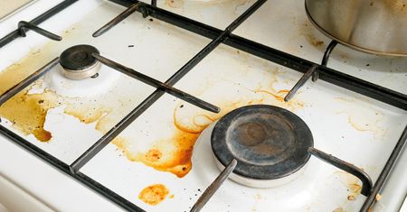 Połącz te składniki. Tak szybko wyczyścisz kuchenkę bez szkodliwej chemii