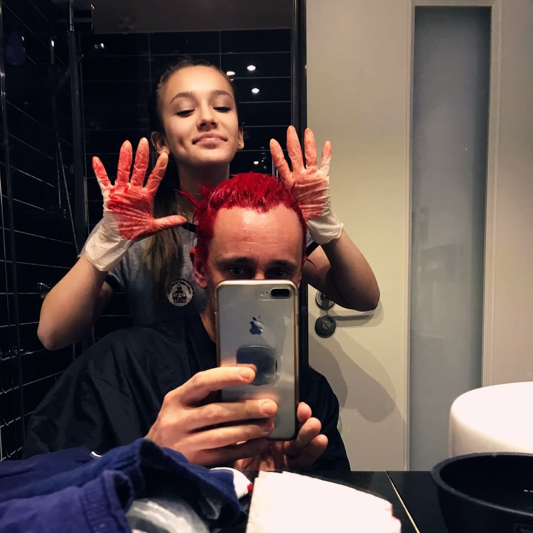 Fabienne farbuje włosy Michała Wiśniewskiego