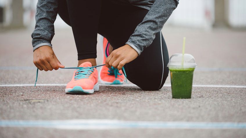 Po treningu, zamiast na kawę, lepiej postawić na koktajl z banana, jarmuży i wody kokosowej