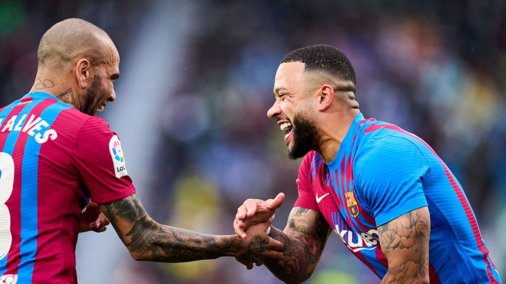 Getty Images / Aitor Alcalde / Na zdjęciu: Dani Alves i Memphis Depay